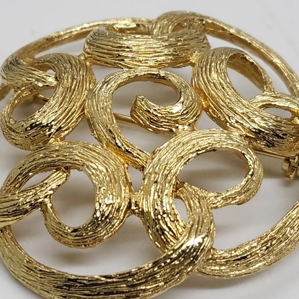 VINTAGE BROOCH / PIN SARAH‎ COVENTRY GOLD TONE TAILORED SWIRL STATEMENT 1960s